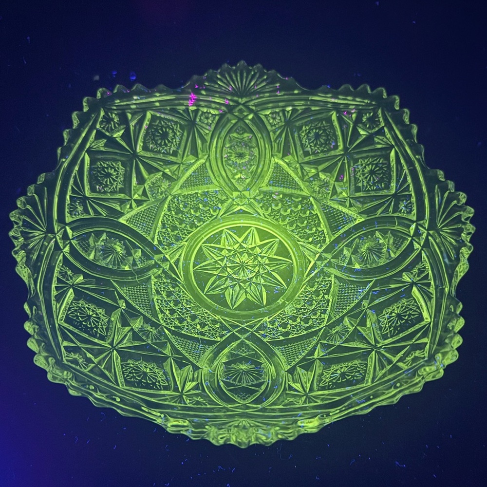 UV Reactive Pressed Glass Bowl Sawtooth Edge Daisy Buttons EAPG